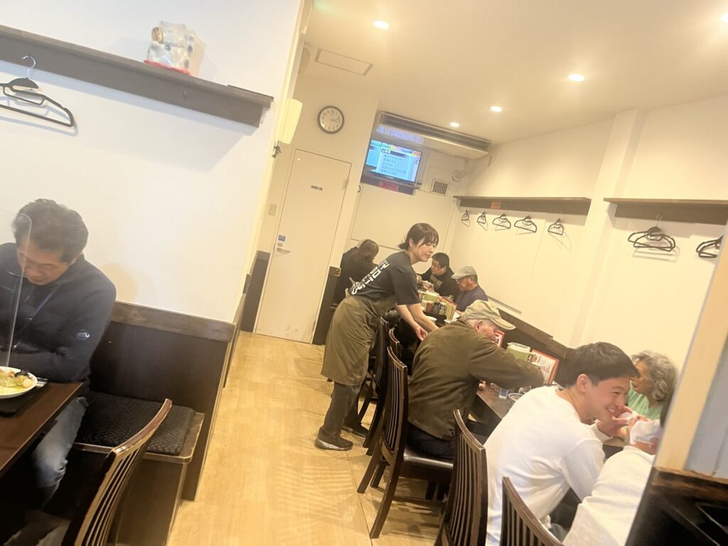 四つ角飯店のカウンター席