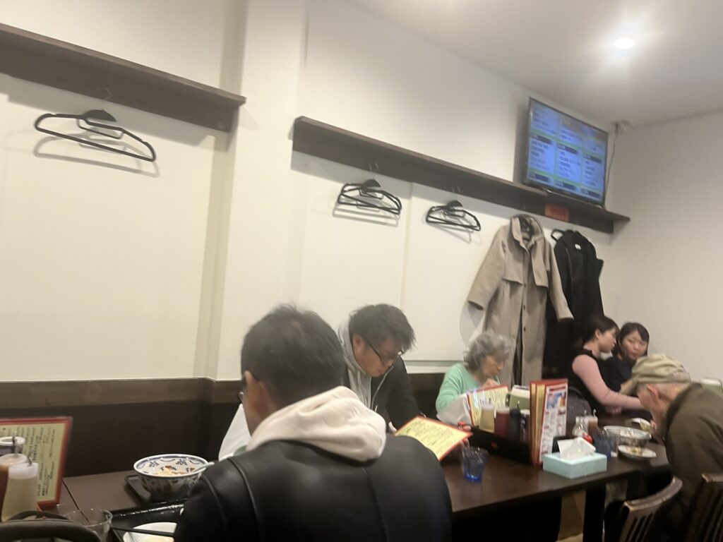 四つ角飯店のテーブル席