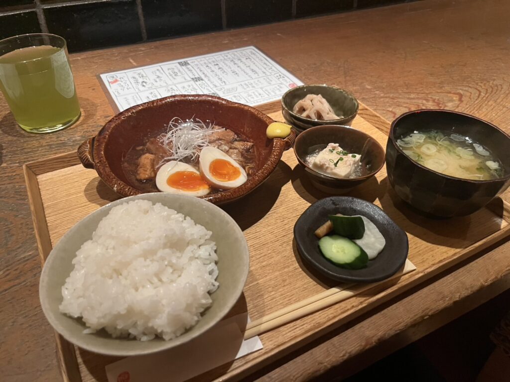 豚の角煮定食の全体写真(ご飯・味噌汁付き)
