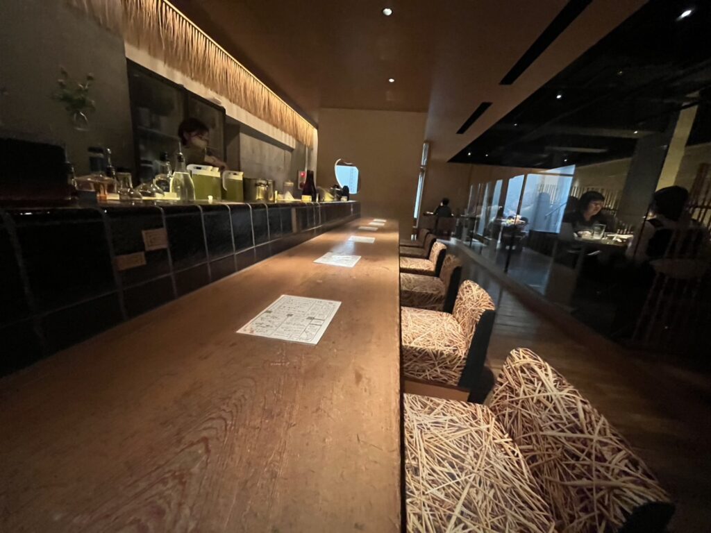 ごはんや一芯のカウンター席