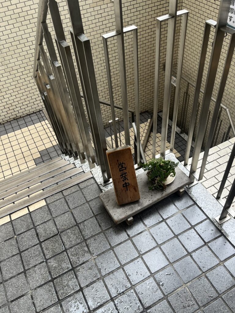 店内までは1Fから階段で繋がっています。