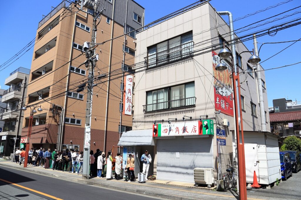 四つ角飯店の行列