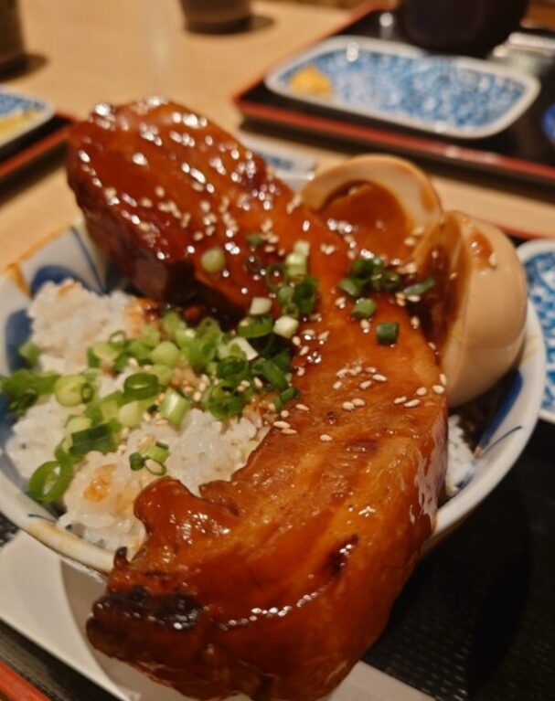 新宿 はせ川 豚角煮 丼 柔らかい