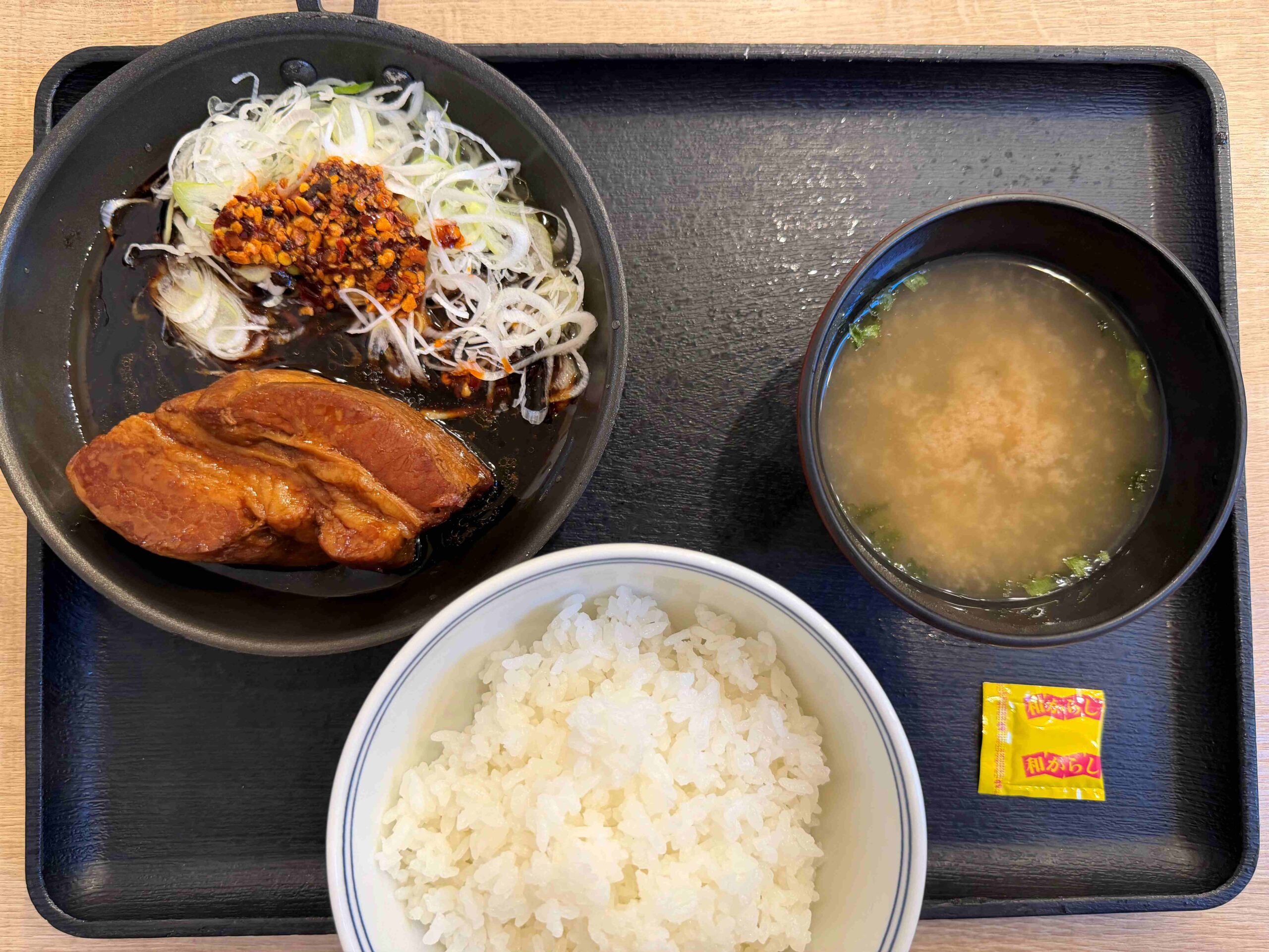 吉野家 厚切り豚角煮定食の全体写真